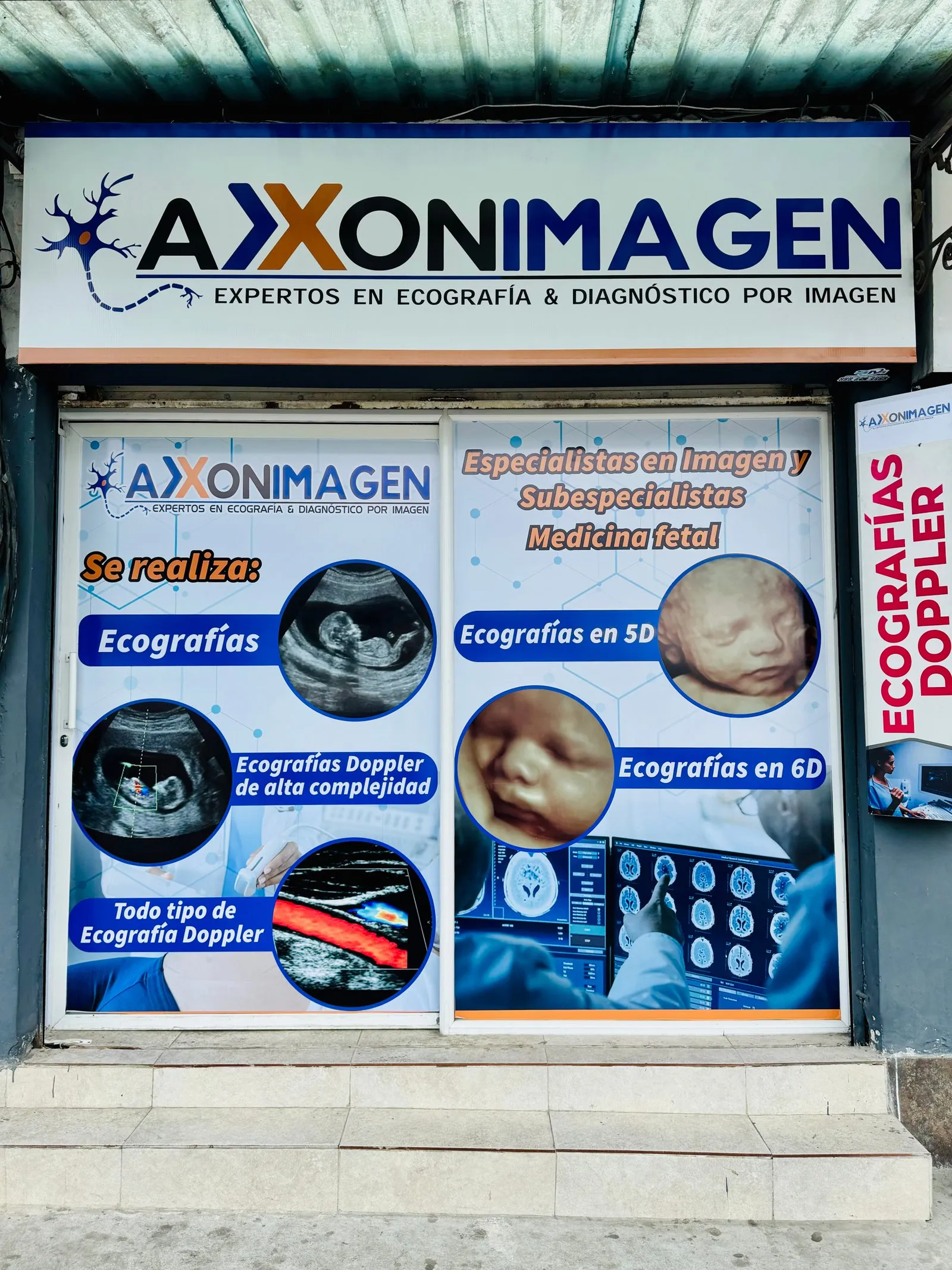 Fachada del centro AxxonImagen con su rótulo