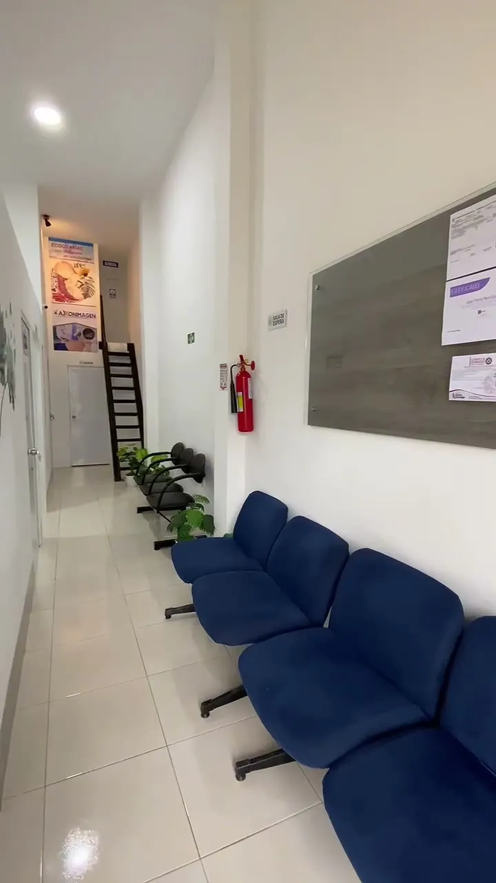 Pasillo y sala de espera de AxxonImagen